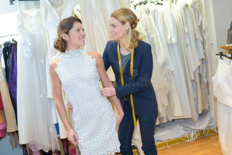 Cô dâu làm việc với nhà thiết kế để chỉnh sửa chi tiết váy cưới, đảm bảo sự hoàn hảo trong từng khâu thêu