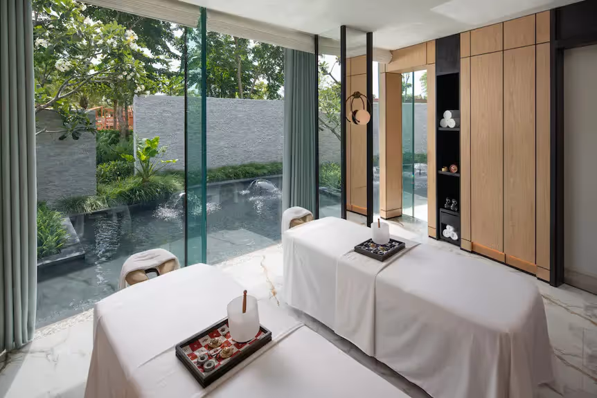Khu spa sang trọng tại resort cao cấp Việt Nam nhìn ra hồ bơi và thiên nhiên xanh mát - nguồn từ Hoiana Blog