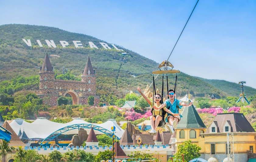 Hoạt động zipline độ dốc 130m tại VinWonders Nha Trang