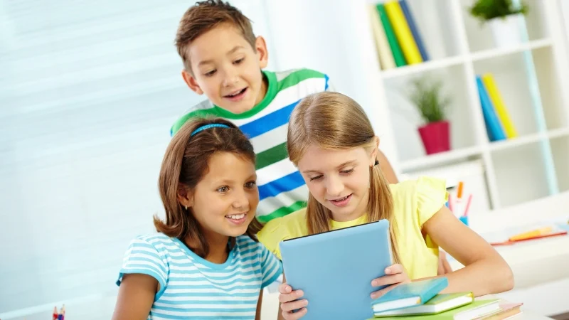 Học sinh chia sẻ với người thân và bạn bè về áp lực học tập