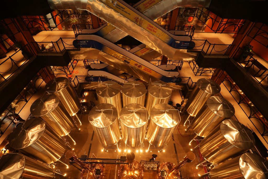 Không gian nhà hàng Beer Plaza tại BaNa Brew House với sức chứa 3.000 khách