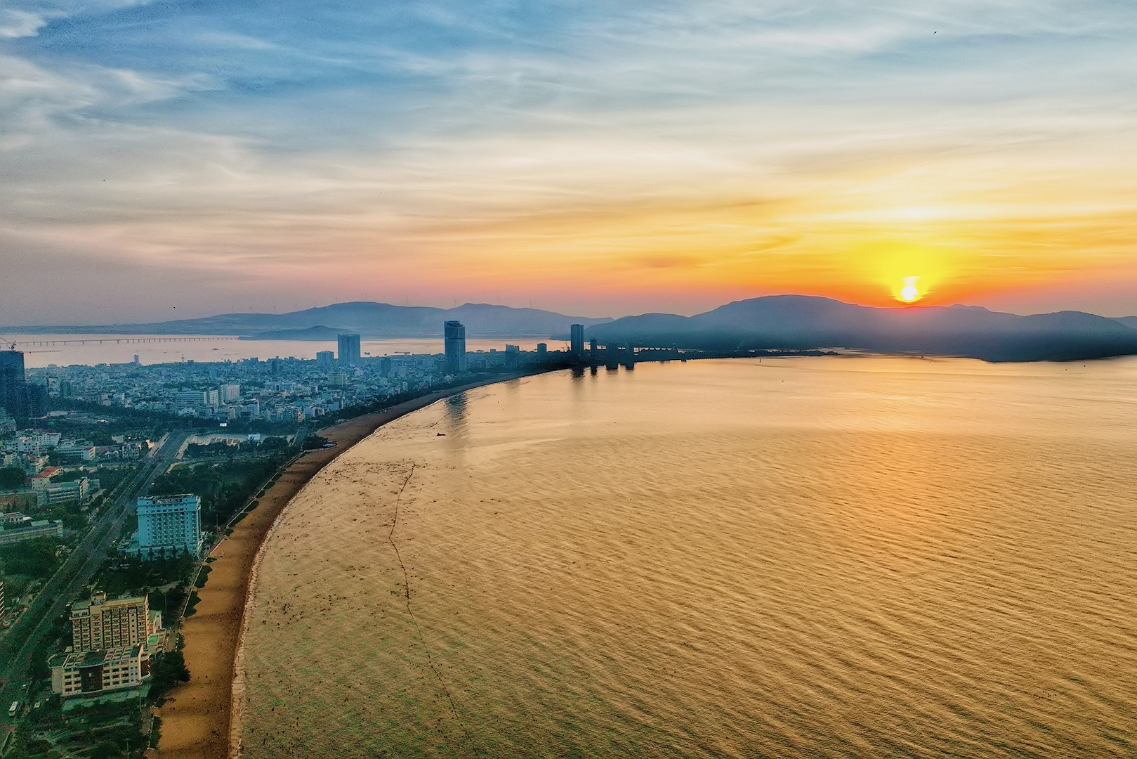 Bãi biển Quy Nhơn xanh trong, hoang sơ — Top 4 điểm đến xu hướng thế giới 2026 theo TripAdvisor