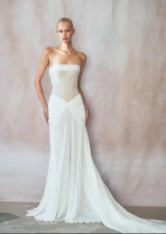 4 mẫu váy corset & draping - kết hợp siết eo cứng với các lớp vải mềm mại, tạo cân bằng thanh lịch