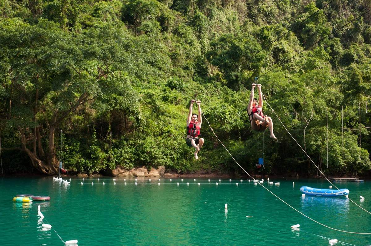 Du khách trải nghiệm zipline Sông Chày Hang Tối – kỳ quan thiên nhiên Quảng Bình nhìn từ trên cao