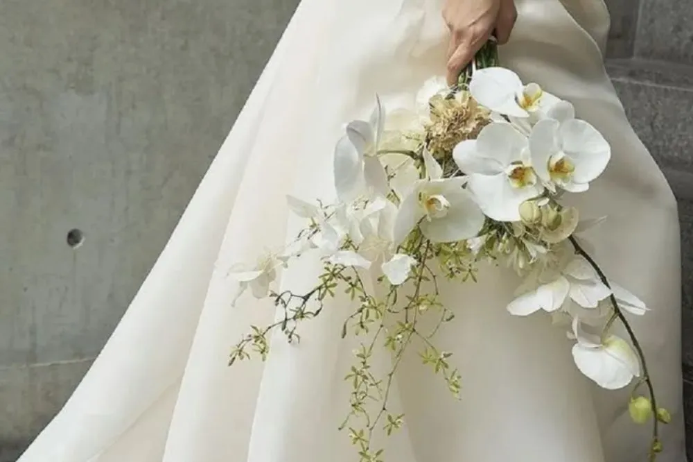 Xu hướng hoa cưới cầm tay 2026 — Neo-Garden, Minimalism 2.0, Bio-Luminescence