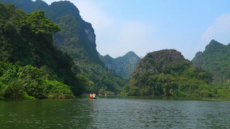 Thuyền chèo tay trên sông Tam Cốc Ninh Bình với núi đá vôi dựng đứng hai bên bờ