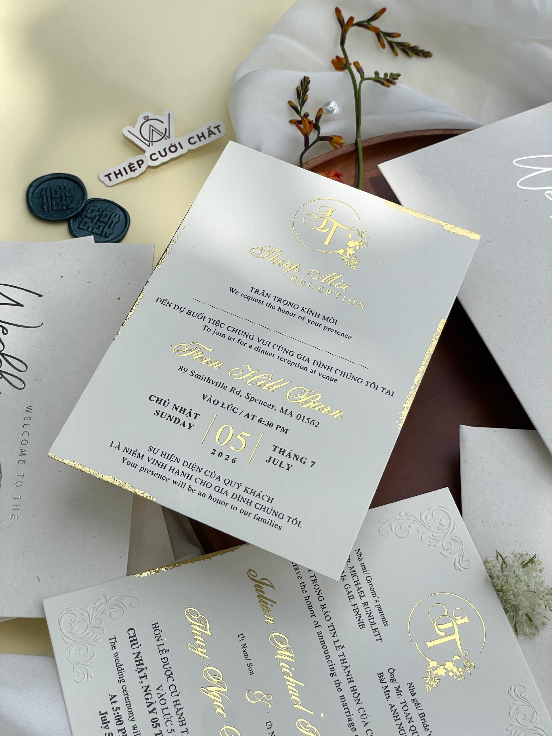 Thiệp cưới màu Cloud Dancer — trắng pha nhẹ dịu dàng và sang trọng 2026