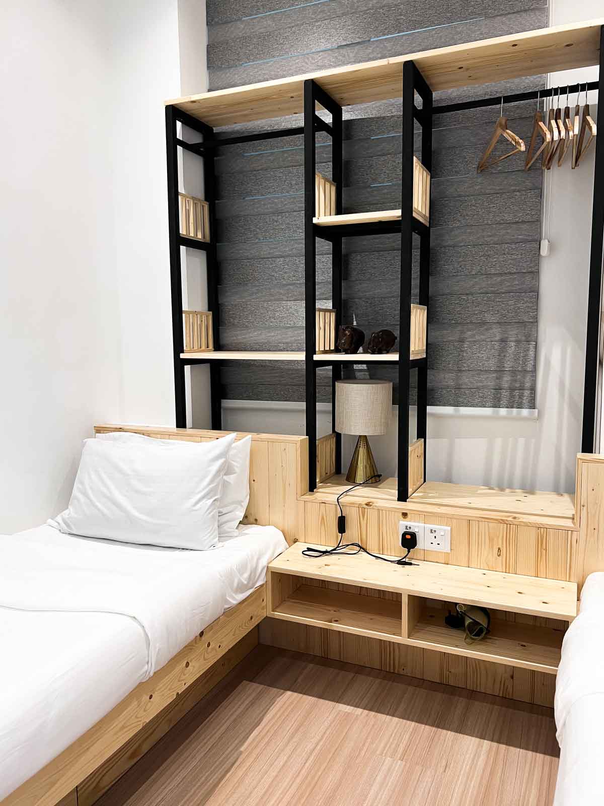 Không gian phòng với nhiều cửa kính lớn tại Wave Homestay