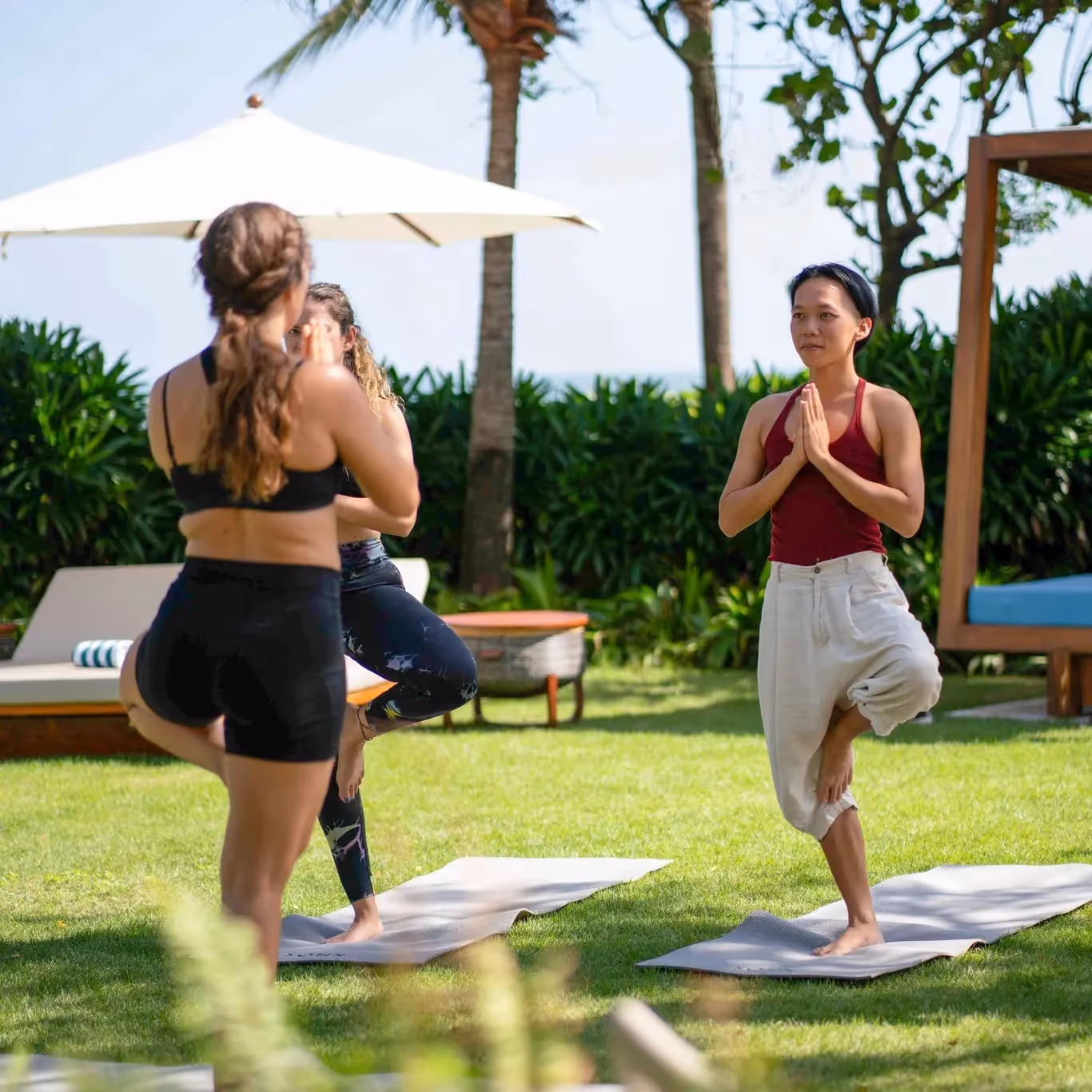 Hồ bơi vô cực tại resort wellness cao cấp Việt Nam nhìn ra biển xanh - nguồn từ Hoiana Blog