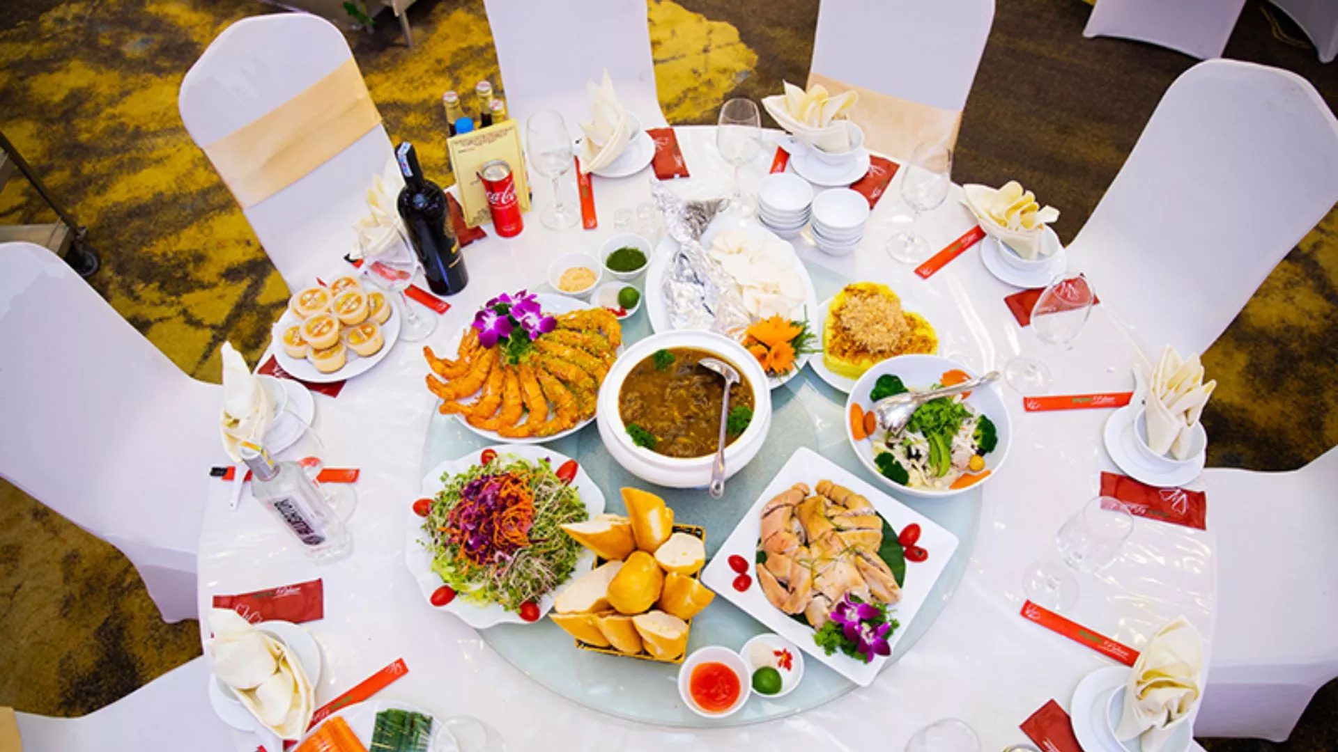 Chi tiết trang trí tiệc cưới và bàn tiệc theo phong cách hiện đại