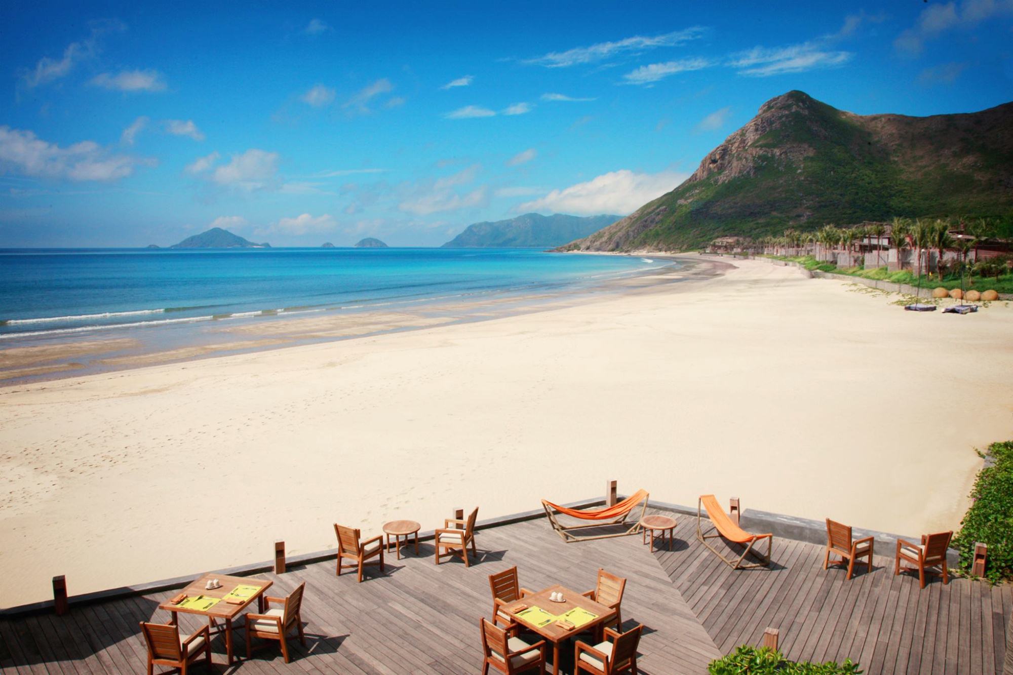 Khu spa trên mặt nước tại Six Senses Côn Đảo nhìn từ xa với rừng nguyên sinh và biển xanh bao quanh