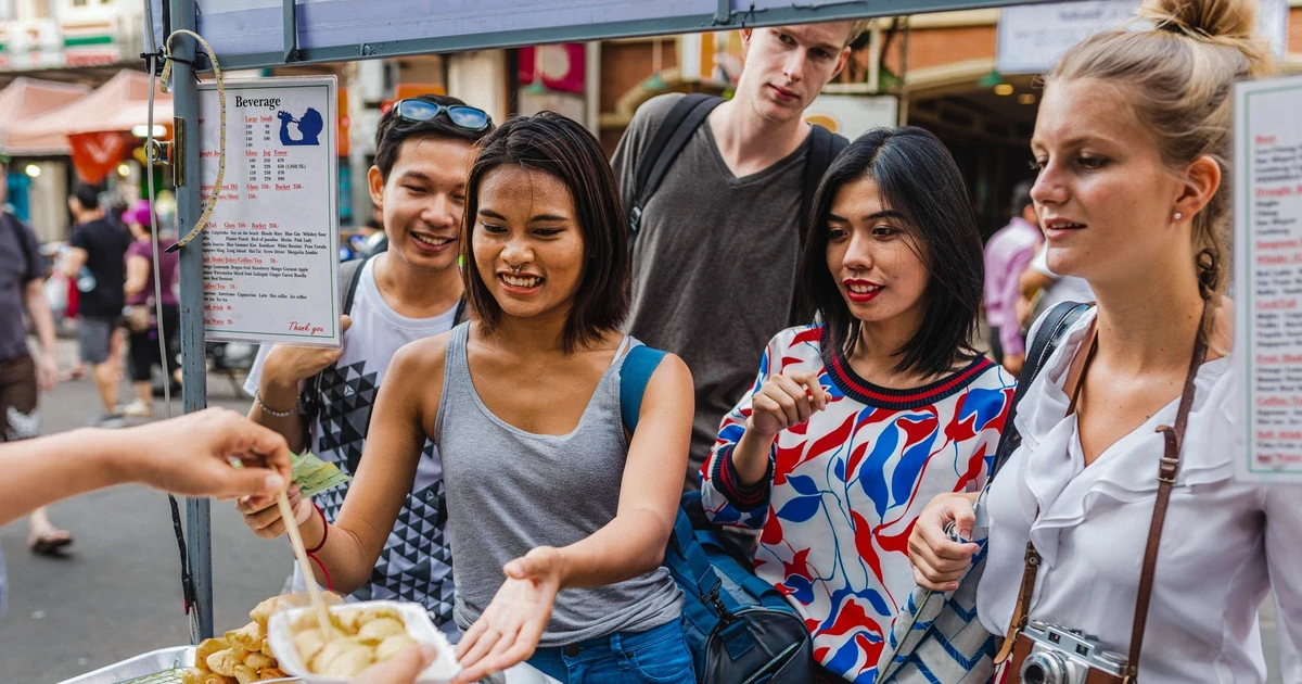 Du khách Việt Nam trải nghiệm ẩm thực địa phương trong chuyến du lịch – xu hướng chọn điểm đến theo ẩm thực