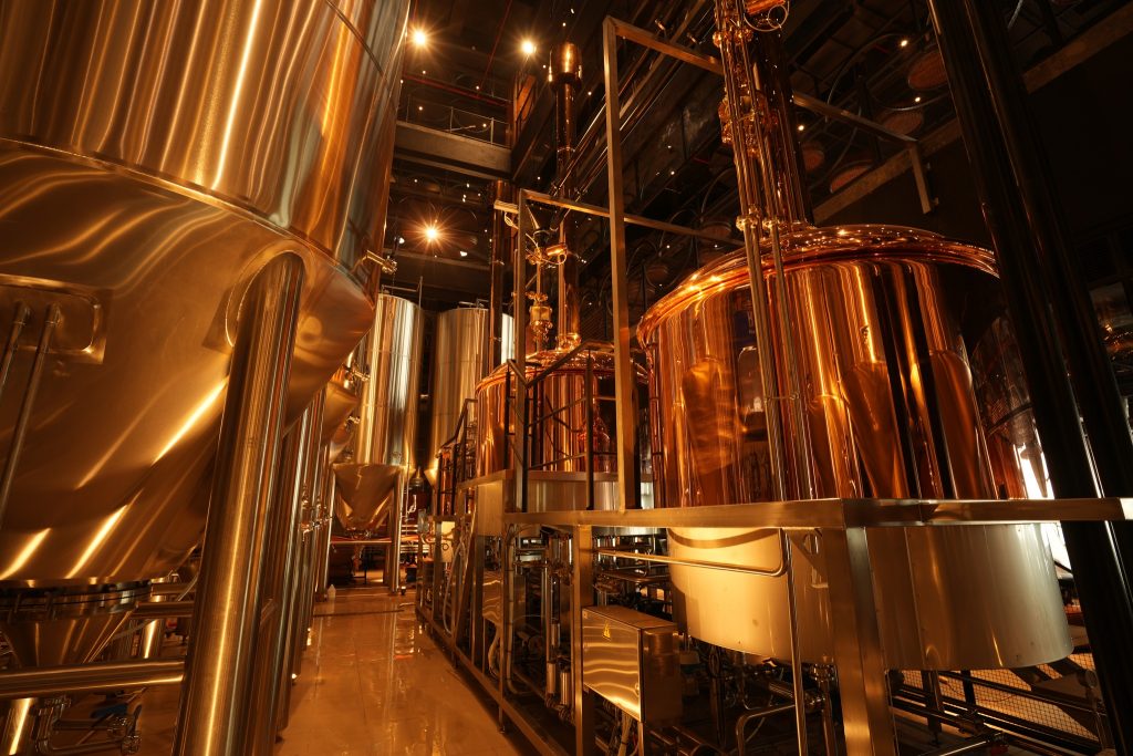 Du khách tham quan và thưởng thức bia thủ công Sun KraftBeer tại BaNa Brew House