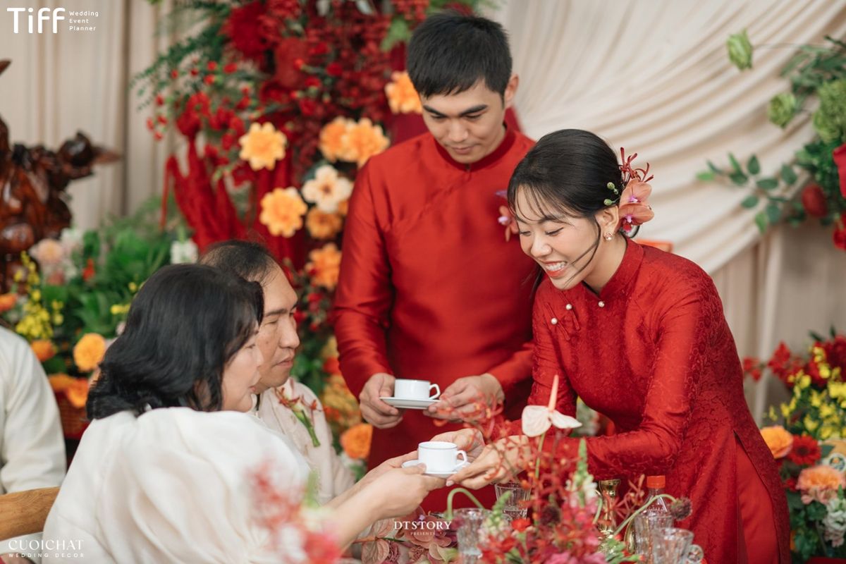 Nhà trai chuẩn bị trang phục lịch sự chỉnh tề cho buổi gặp mặt gia đình