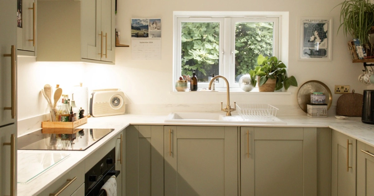 Nhà bếp 2026 với tủ bếp màu sắc táo bạo, phối hợp gỗ tự nhiên và kim loại thanh mảnh