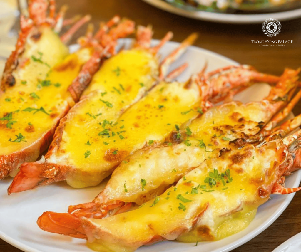 Tôm hùm phô mai – món hải sản cao cấp trong thực đơn tiệc cưới sang trọng