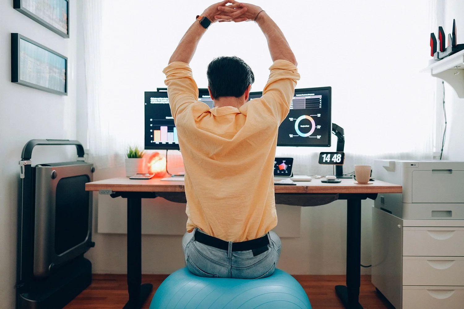 Không gian làm việc tại nhà với bàn, ghế ergonomic và sự thoải mái tối đa