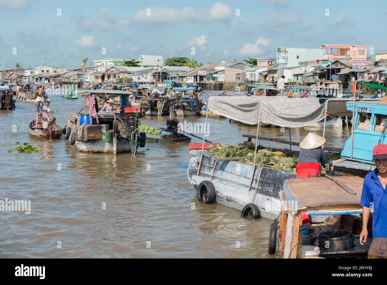 Chợ nổi Cái Rang vào sáng sớm, với hàng trăm chiếc thuyền buồm xếp sát nhau