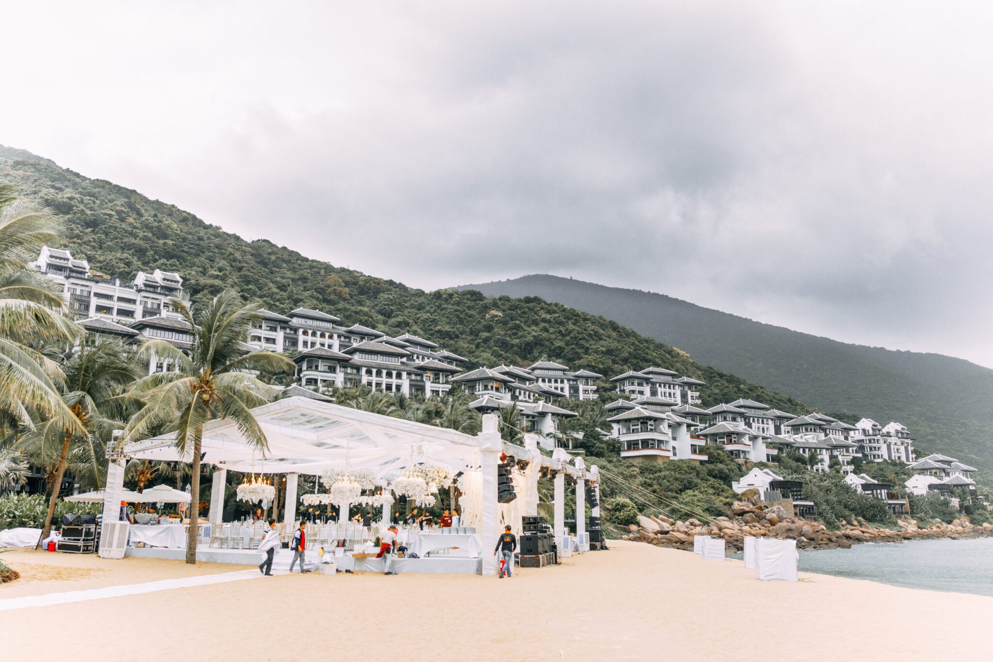 Tiệc cưới ngoài trời tại InterContinental Danang Sun Peninsula – không gian sang trọng giữa thiên nhiên