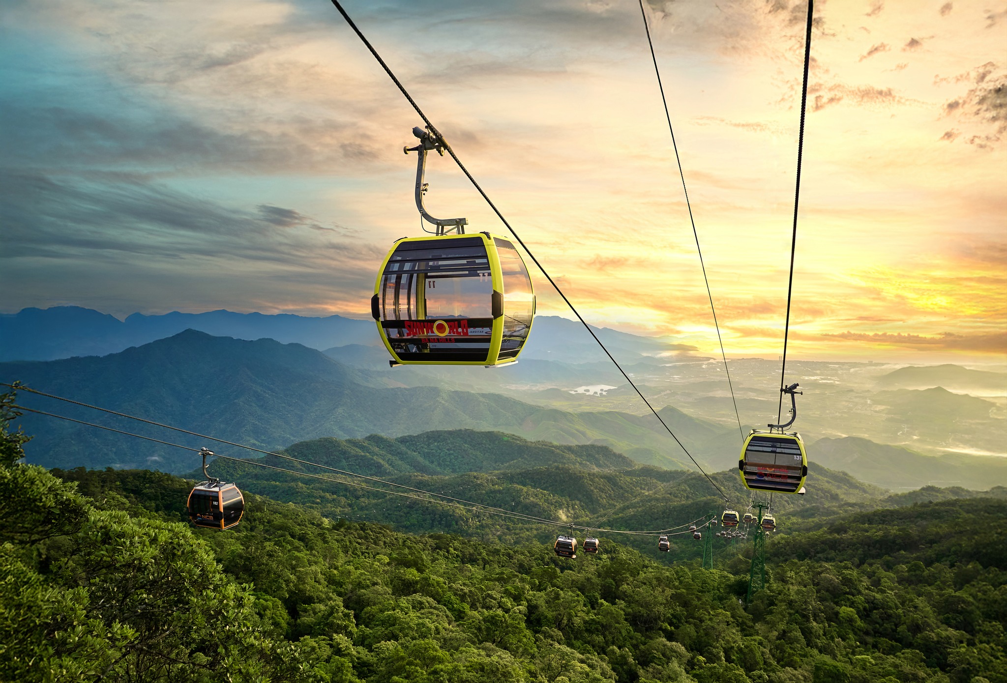 Cáp treo Bà Nà Hills Đà Nẵng vượt qua rừng nguyên sinh và thung lũng sương mù