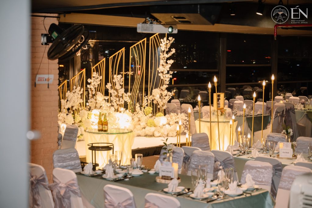 Trang trí tiệc cưới tông màu ấm sang trọng tại EN Restaurant & Event Space