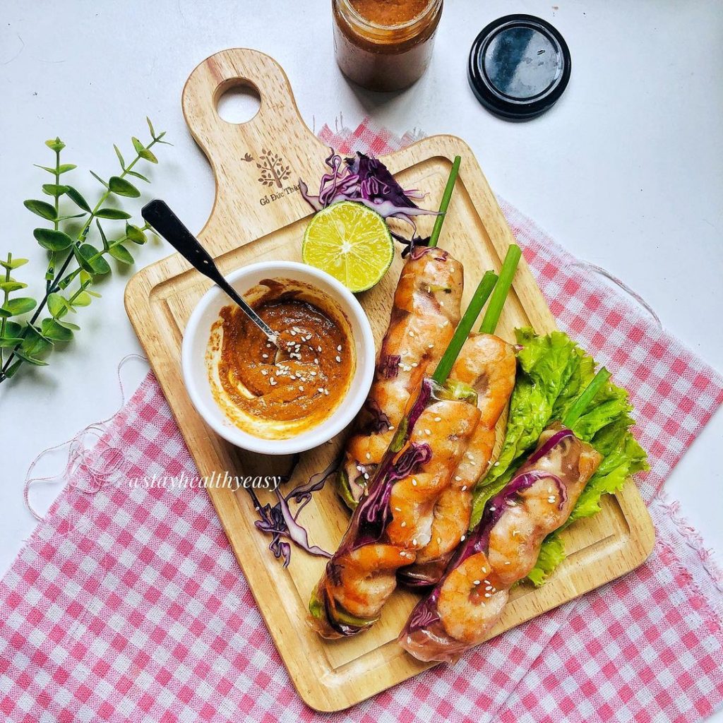 Các món eat clean đơn giản gồm gỏi cuốn tôm, cơm gạo lứt và rau xanh - nguồn từ ELLE Việt Nam