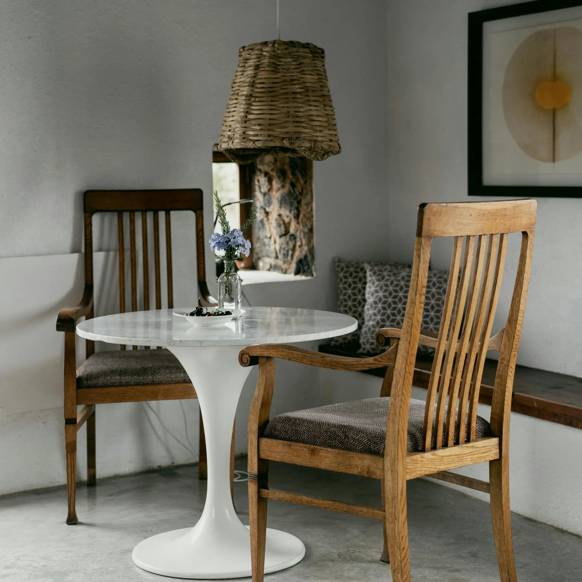 Nội thất với chất liệu gỗ tự nhiên, vân nổi và linen thô tạo cảm giác ấm áp - nguồn từ ELLE Vietnam