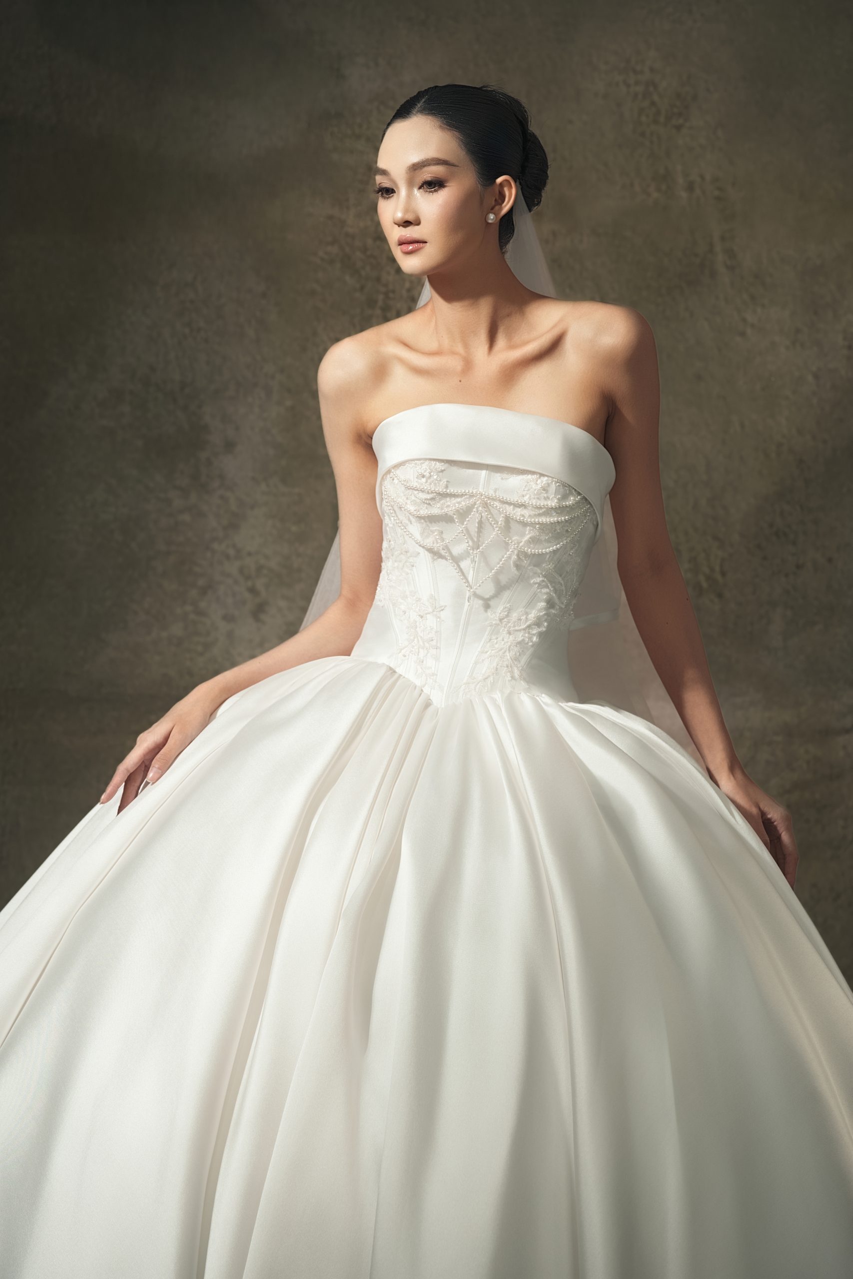 Mẫu váy cưới hạ eo từ bộ sưu tập Ao Cuoi Vivian - thiết kế corset hạ eo sang trọng