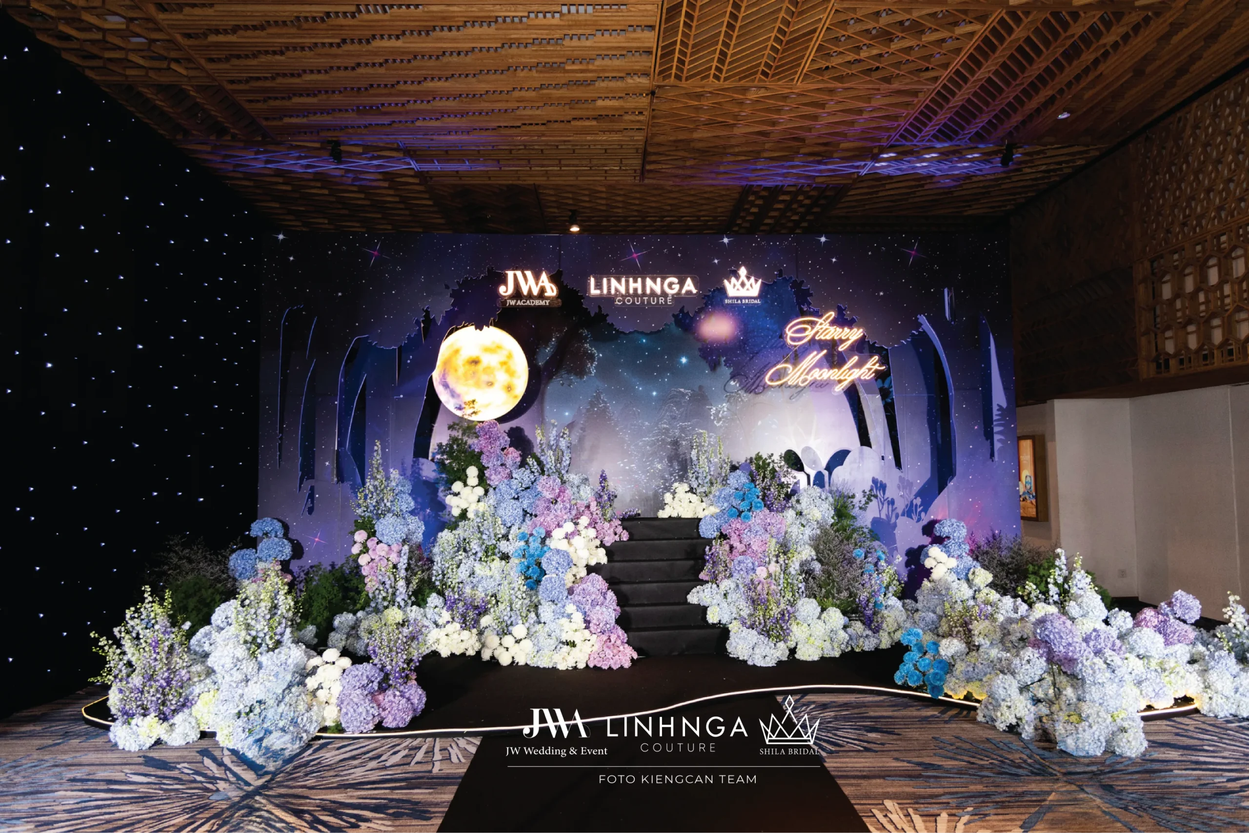 Không gian tiệc cưới sang trọng kết hợp thiết kế nghệ thuật và công nghệ ánh sáng hiện đại