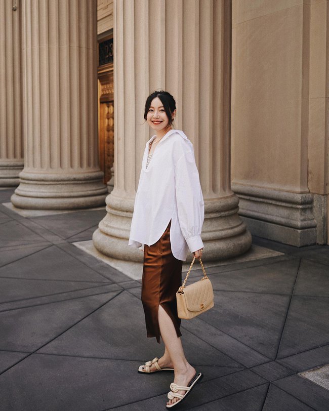 Sơ mi pastel cách điệu kết hợp chân váy ngắn phong cách công sở trẻ trung