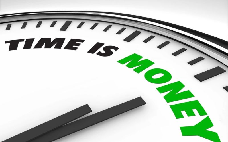 Nhà đầu tư phân tích biểu đồ trên màn hình máy tính