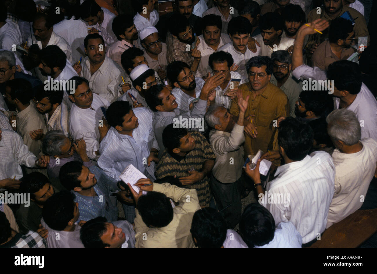 Bàn giao dịch chứng khoán với màn hình hiển thị giá