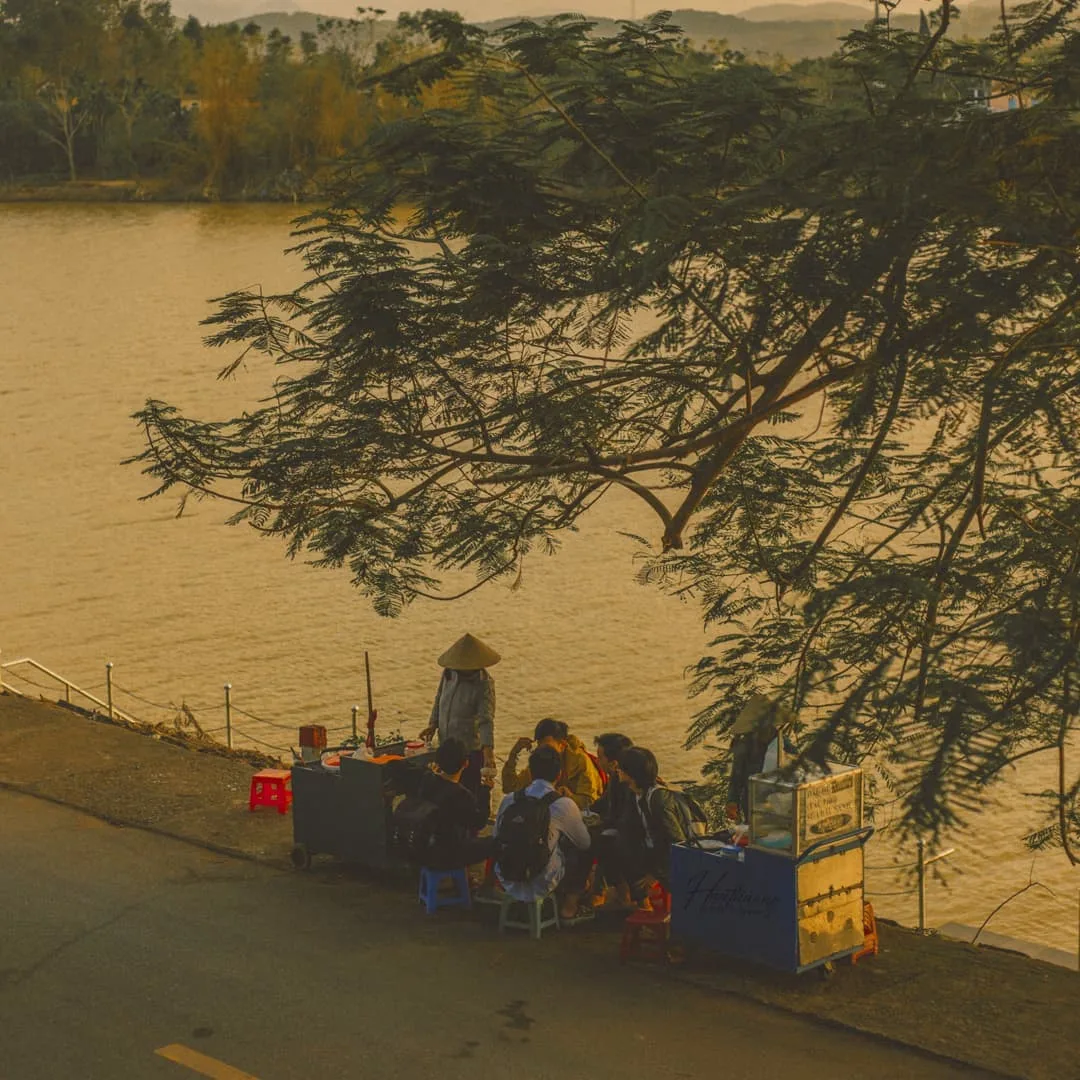 Du lịch đi bộ quanh bờ sông ở Huế