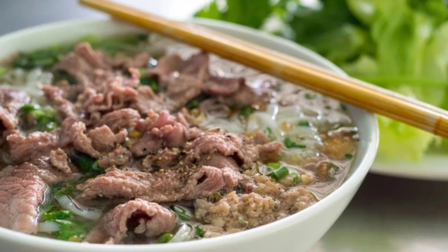 Phở bò với nước dùng trong vắt và bánh phở trắng