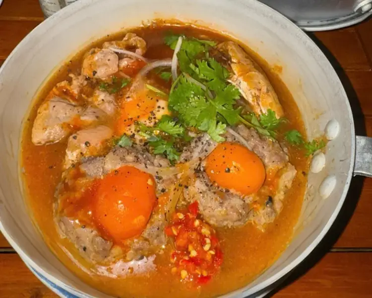 Bánh mì xíu mại là một trong những món ngon Vũng Tàu được nhiều du khách yêu thích.