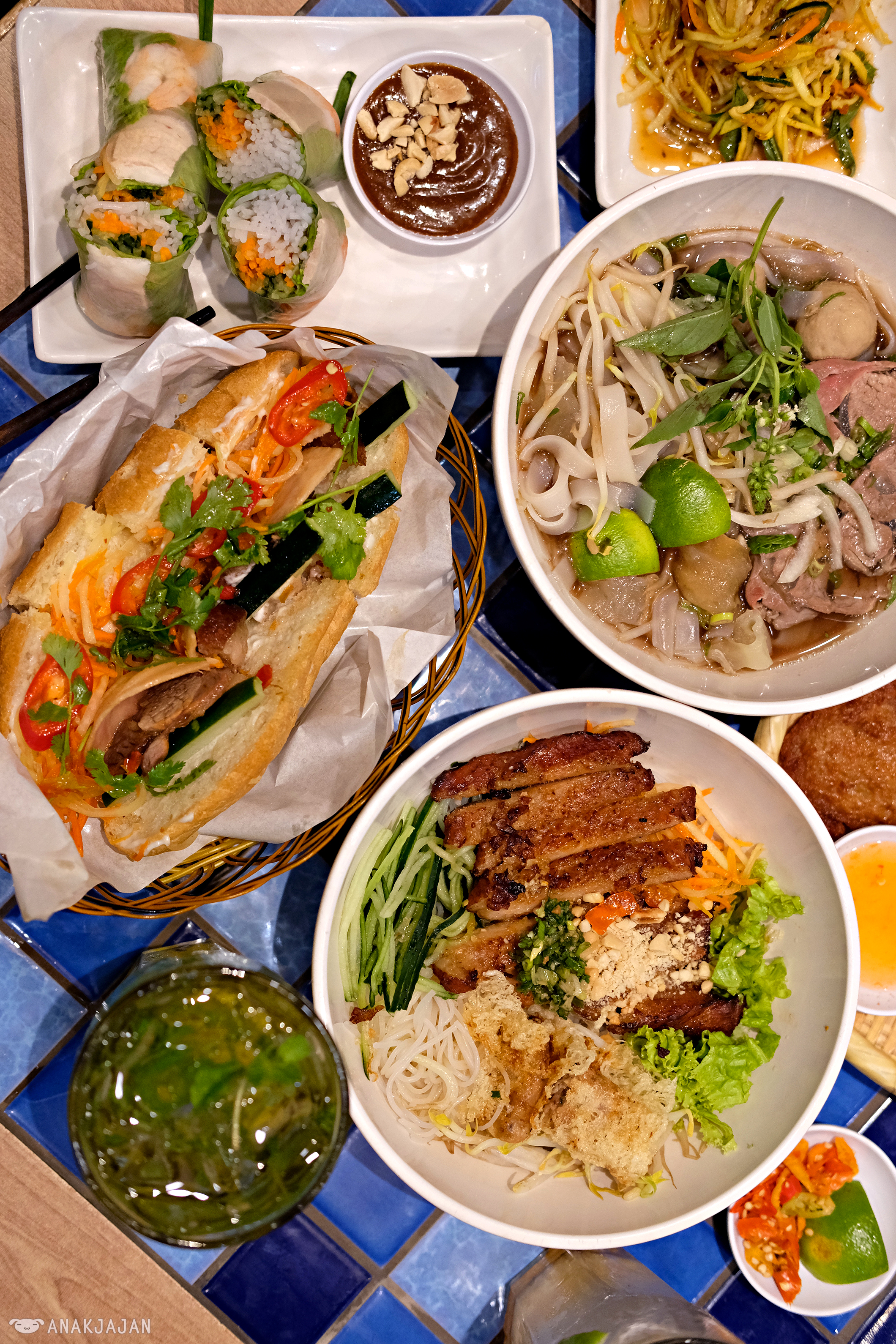 Quán ăn đường phố nhộn nhịp