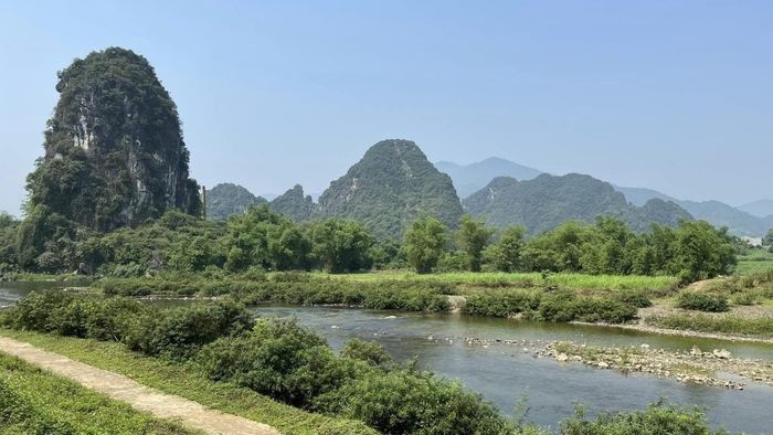 Lều trại dựng sát bờ sông, view nhìn ra dòng nước