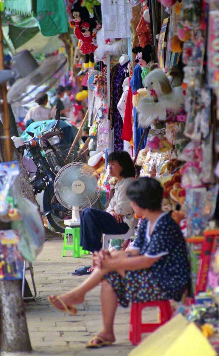 Dòng người đi xe máy trên đường phố Hà Nội thập niên 1990