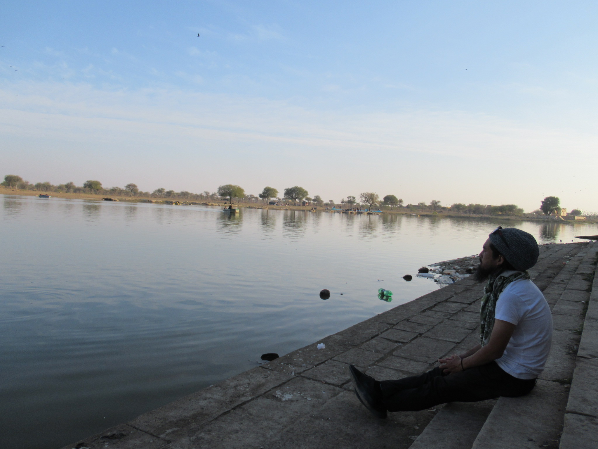 Bình minh trên Gadisar Lake với mặt nước yên và ánh sáng dịu rất hợp để chụp ảnh