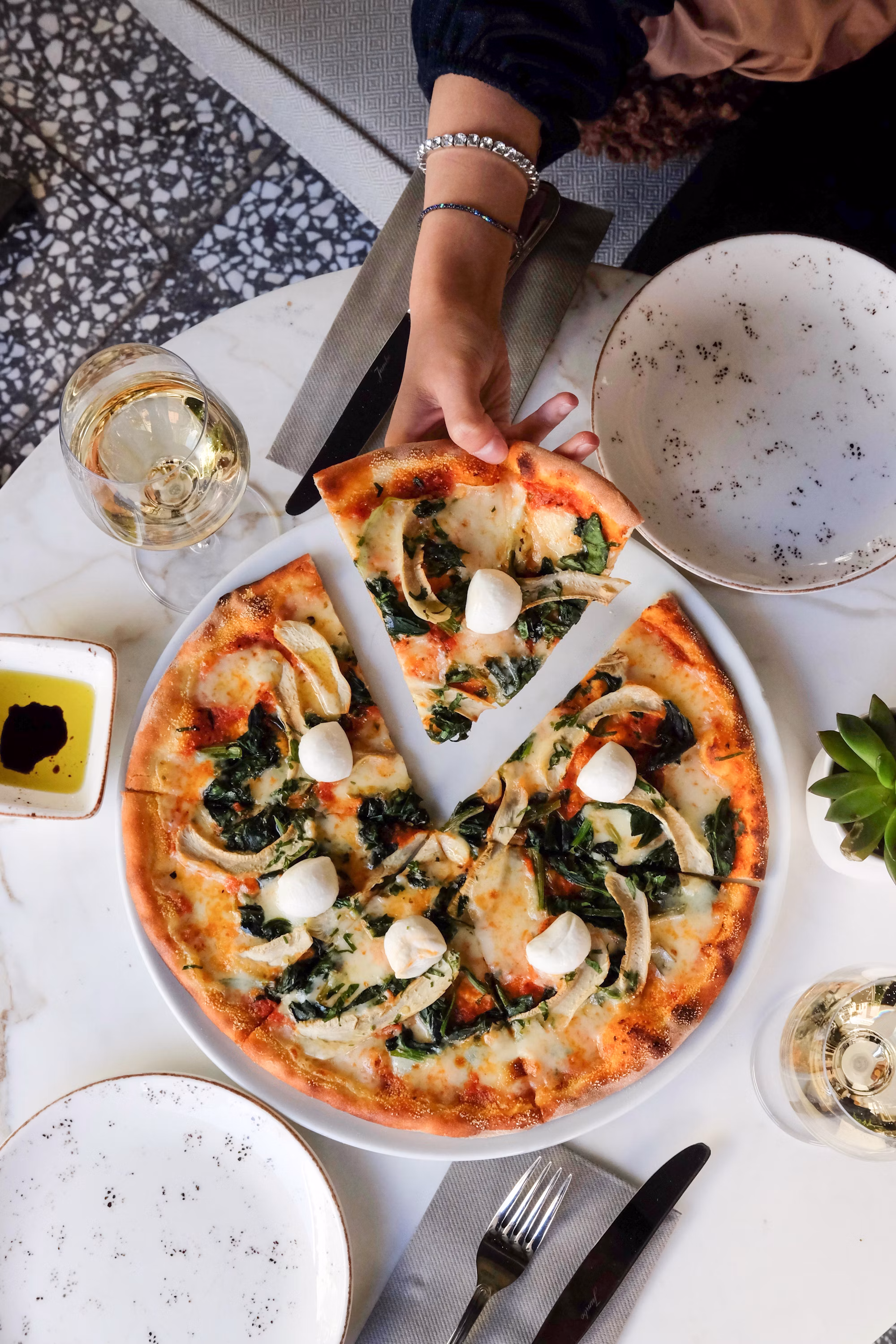 Tiệm nNea Pizza sầm uất tại khu dân cư De Pijp