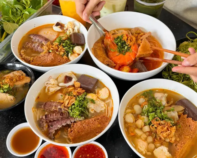 Bún riêu tôm là món ngon Vũng Tàu có vị ngọt thanh từ tôm tươi.