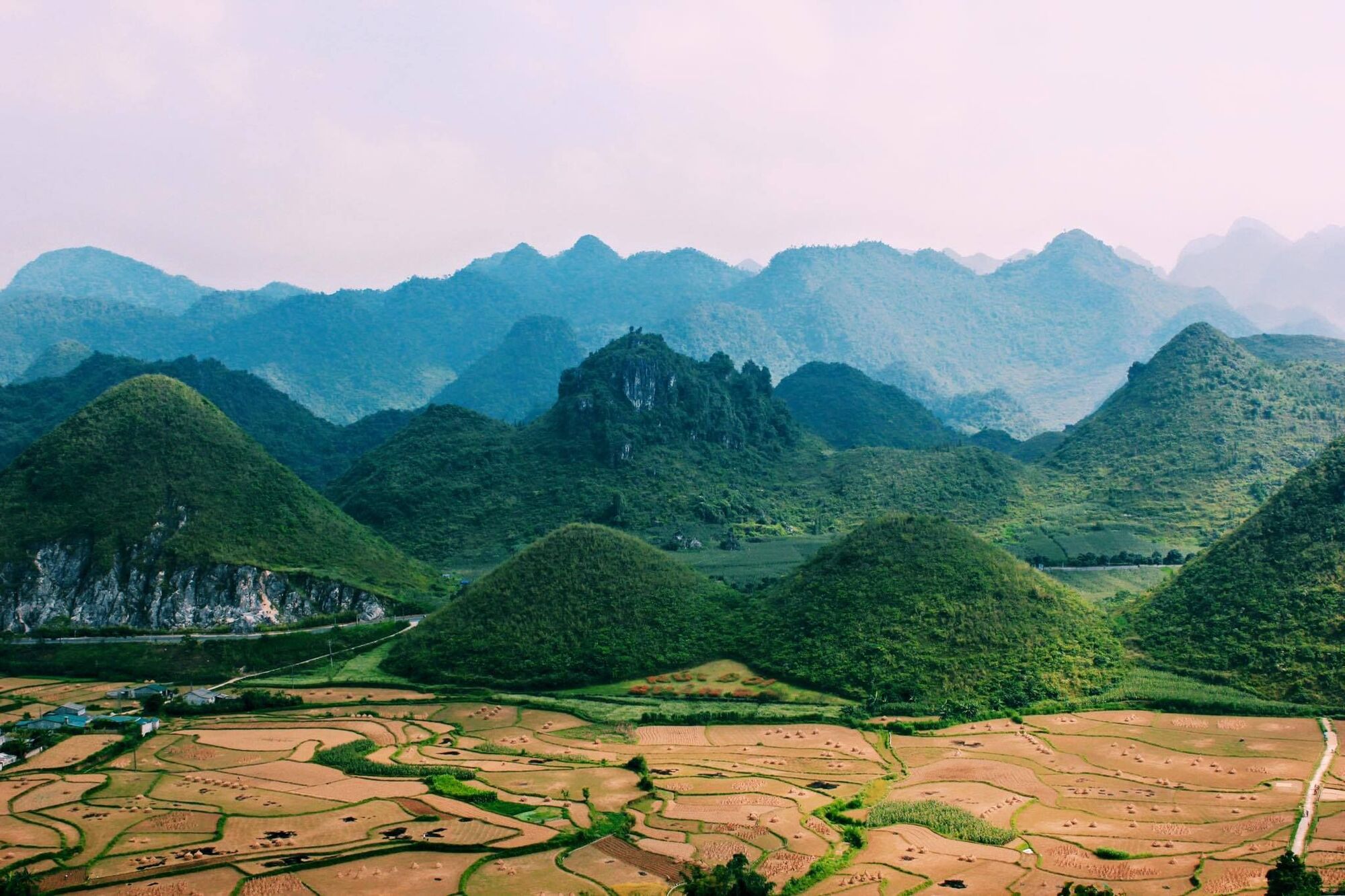 Hình ảnh thung lũng Tam Sơn xanh mướt bao quanh hai ngọn núi đôi hoàn hảo