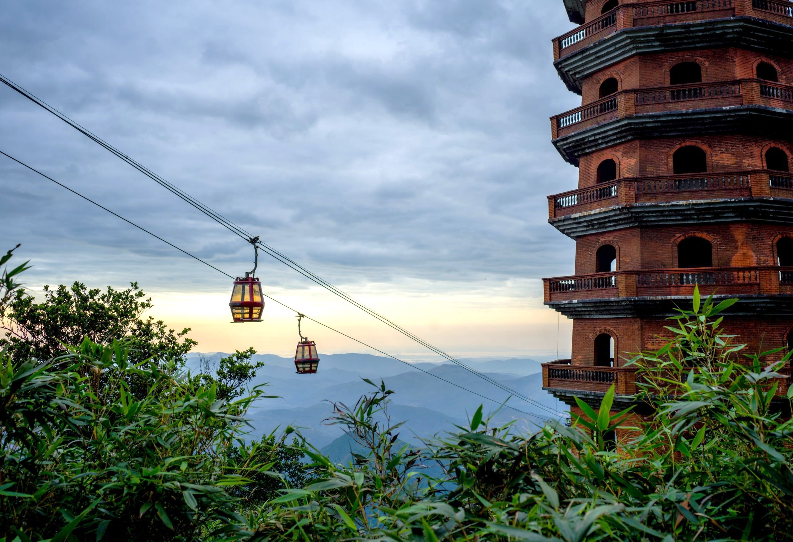 Lối lên Yên Tử giữa rừng