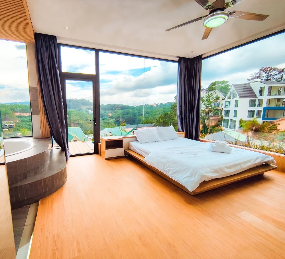 Cánh đồng hoa rực rỡ sắc màu ngay dưới cửa sổ phòng tại Oppa homestay