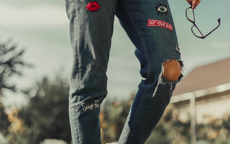 Quần jeans công sở màu tối lịch sự và tiện dụng