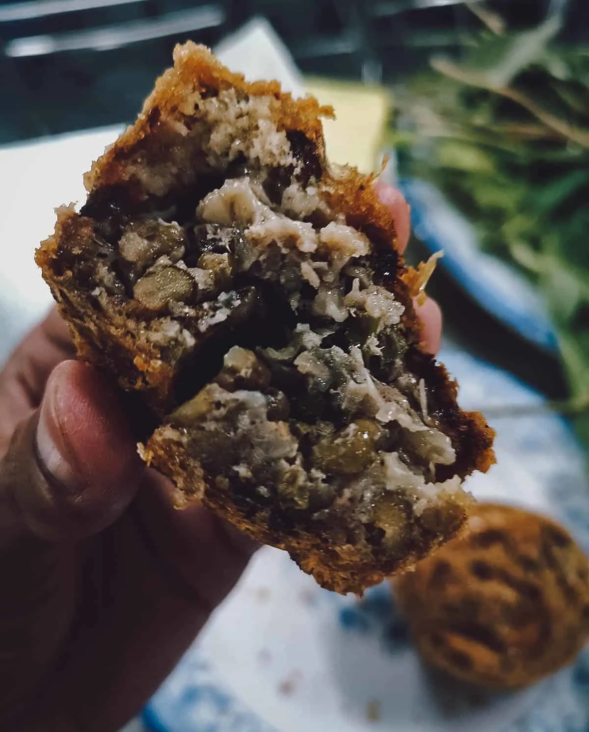 Bánh cóng vàng ươm ráo dầu tại Cần Thơ