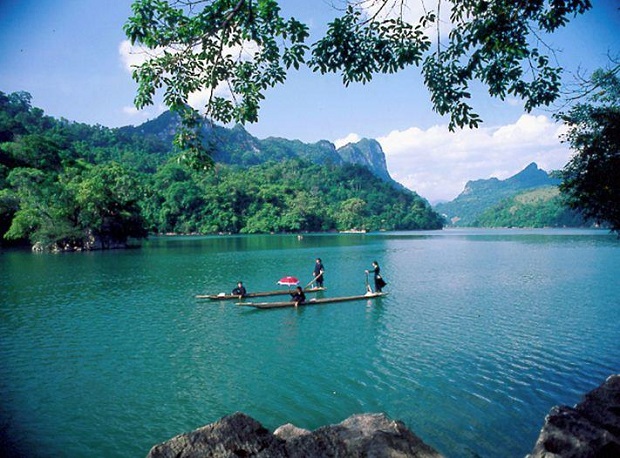 Rừng nguyên sinh Vườn quốc gia Ba Bể với tán cây phủ kín