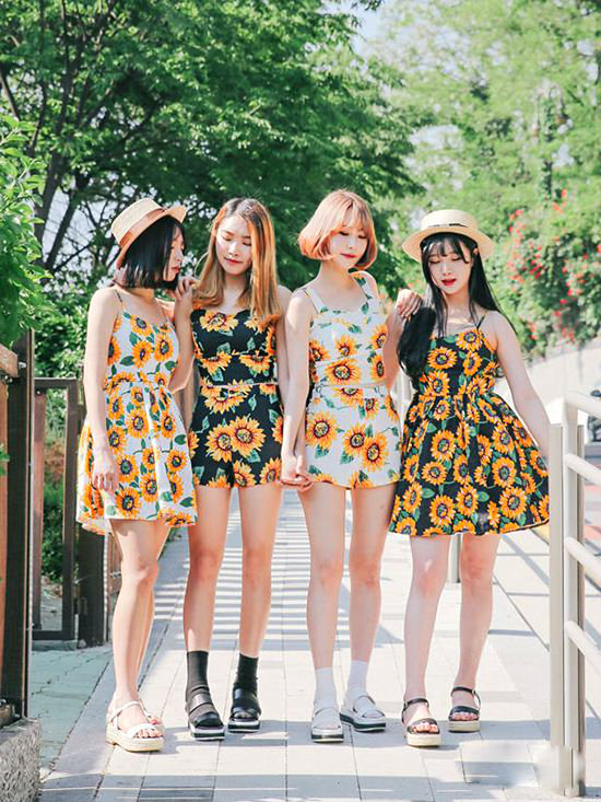 Họa tiết hoa lá cành nhiệt đới tạo điểm nhấn sôi động cho cả nhóm