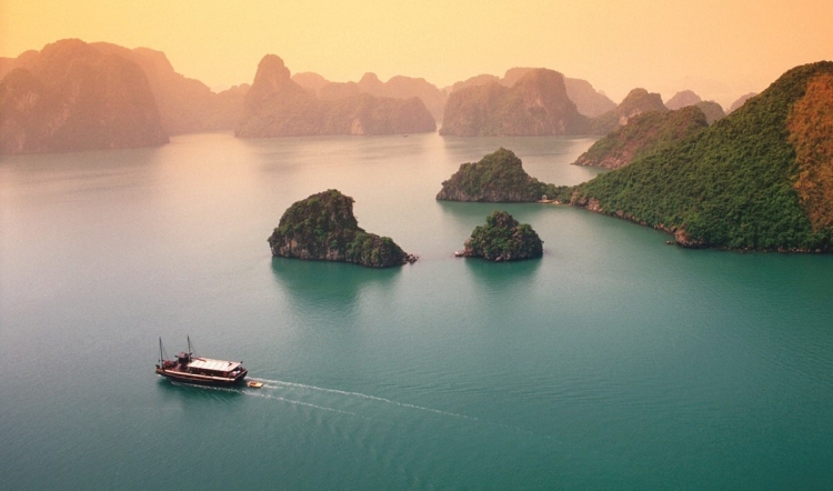 Hạ Long với vịnh biển và hệ đảo đá vôi nổi tiếng