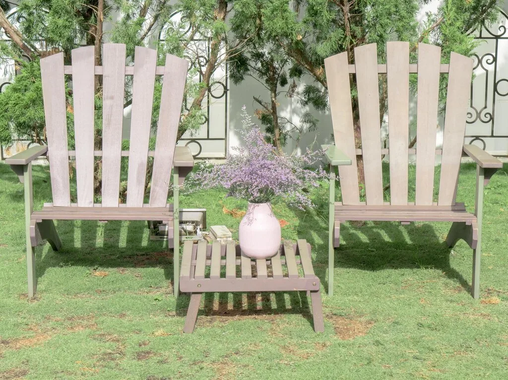 Sân cỏ rộng với hàng ghế gỗ để du khách thư giãn và đọc sách